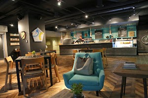 Magnolias Sous Le Pont place picture