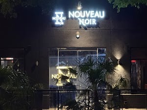 Nouveau Noir place picture